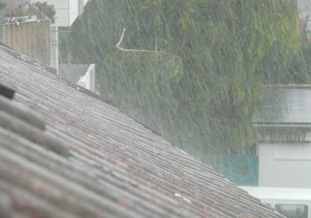 Fortes pluies sur un toit en pente