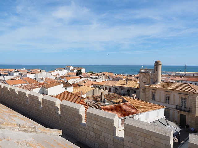 Toitures d'habitations du sud proches de la mer