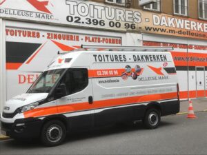 Camionnette de l'entreprise de toiture Delleuse Marc Toitures