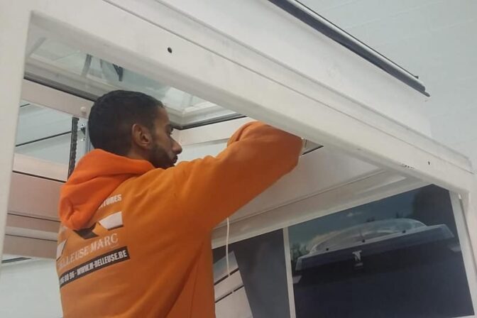 Exercice sur une coupole Velux lors de la formation