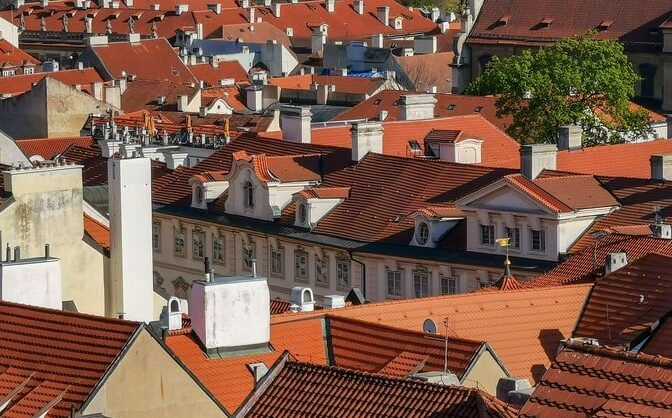 Vue sur les toitures en tuile d'une ville