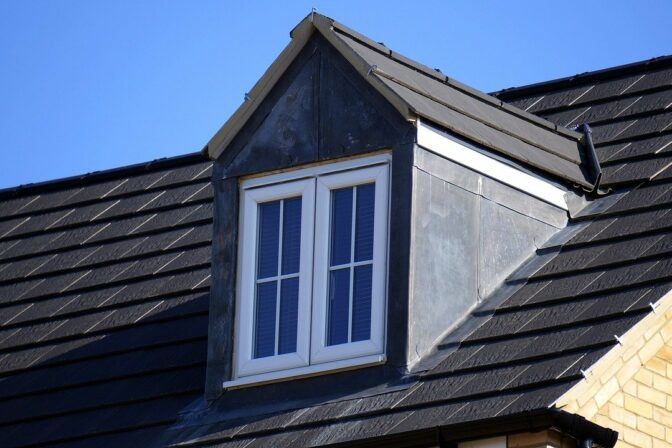 Fenêtre de type lucarne chien assis sur une toiture inclinée