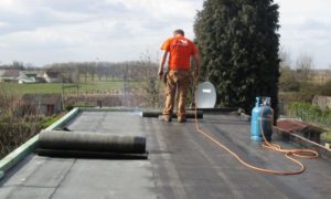 Installation d'un revêtement en roofing sur toit plat