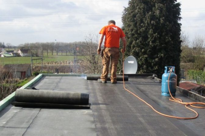 Installation d'un revêtement en roofing sur toit plat