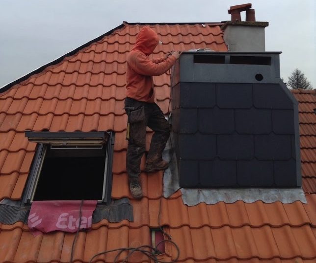 Travaux de tubage sur une toiture inclinée