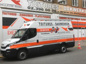 Camionnette de l'entreprise de toiture Delleuse Marc Toitures