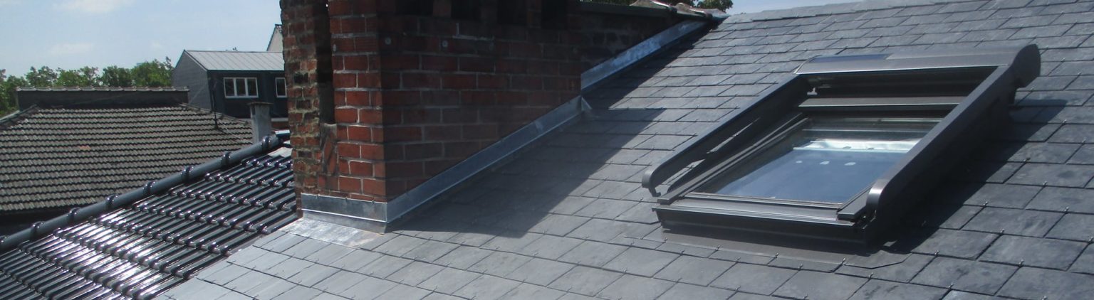 fenetre-de-toit-toiture-ardoises Toiture en ardoises composée d'un velux