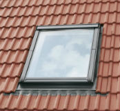 Fenêtre de toit sur un toit en tuiles