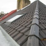 Installation d'un toit en tuiles en terre cuite noires