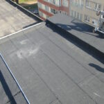 Vue aérienne des bandes de roofing sur toit plat