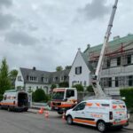 Nos véhicules devant un de nos chantiers de rénovation d'une toiture