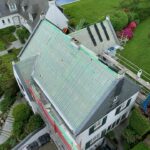 Vue aérienne d'une toiture en cours de rénovation