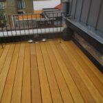 Installation de garde-fous sur une terrasse en bois