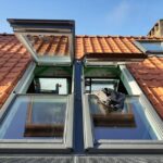 Gros plan sur un double velux encastré dans une toiture