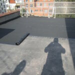 Installation de rouleaux de roofing sur une plateforme