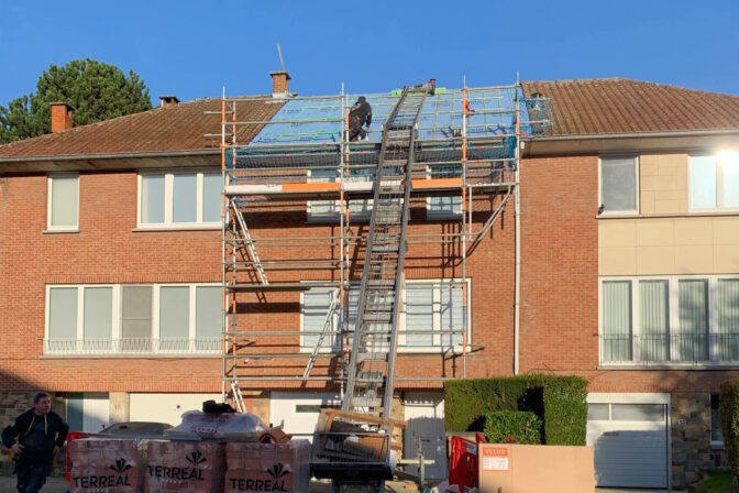 Echafaudage le long d'une façade pour permettre la pose de nouvelles tuiles