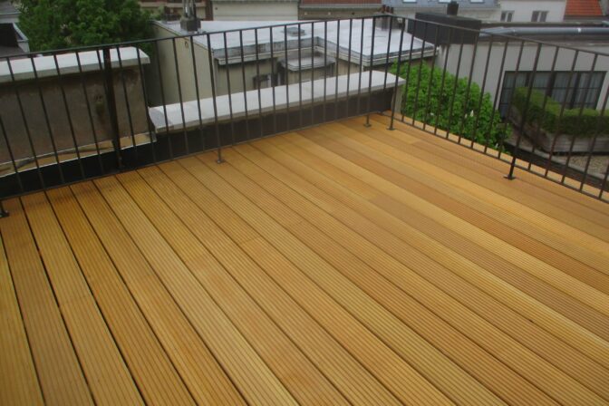 Terrasse en latte de bois délimitée par des garde-corps