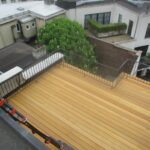 Vue du toit sur terrasse en bois avec garde-fous