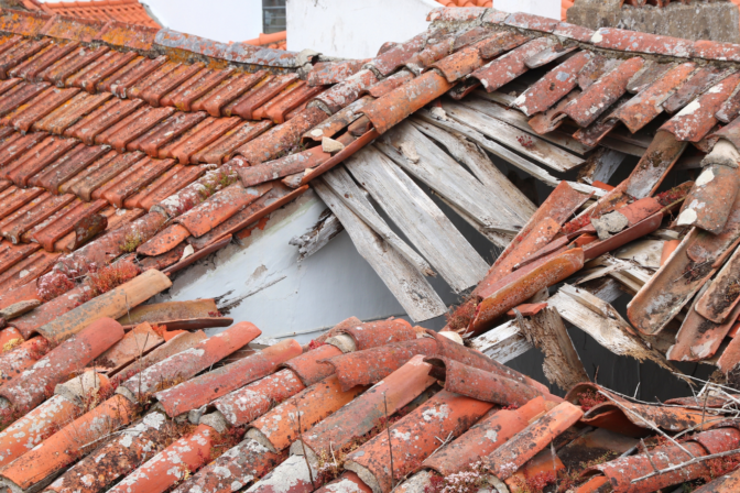 Le toit d'une maison qui s'affaisse