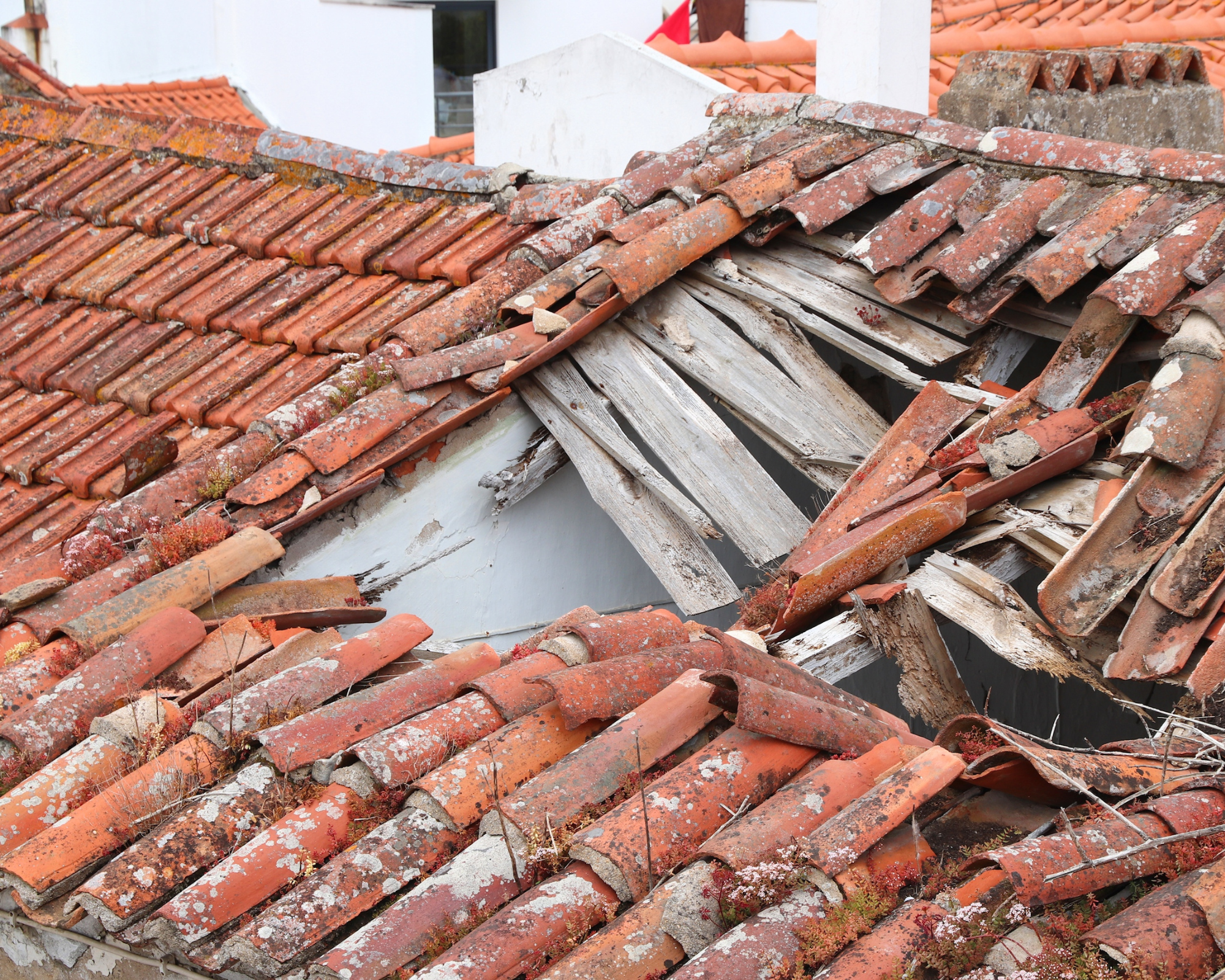 Le toit d'une maison qui s'affaisse