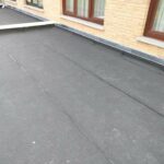 Bandes de roofing sur la plateforme d'une annexe