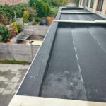 Finitions d'un toit plat en roofing