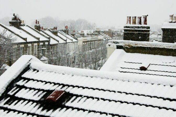 Toits des habitations recouverts de neige en hiver