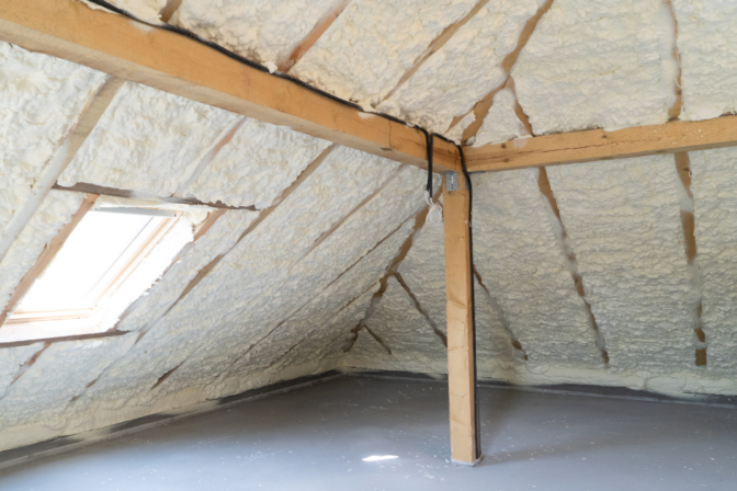 Pièce sous la toiture entièrement isolée