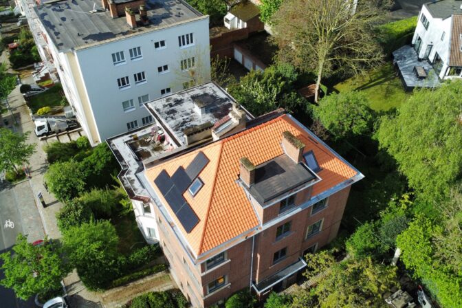 Vue d'un drone sur une nouvelle toiture en tuiles équipée de panneaux solaires
