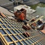 Placement des tuiles par un couvreur sur une nouvelle toiture