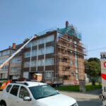 Echafaudage placé le long d'un pignon pour la rénovation du toit