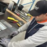 Couvreur en formation sur le plomb en toiture