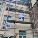 Echafaudage de façade installé dans la cour arrière d'une maison