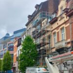Echafaudage devant la façade avant d'une maison de rangée