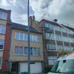 Echafaudage sur le devant d'un immeuble pour accéder au toit