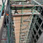 Grand échafaudage le long du pignon d'un immeuble