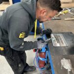 Exercice de soudure sur une pièce en plomb par un de nos toituriers