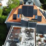 Panneaux photovoltaïques sur une nouvelle toiture en tuiles rouges