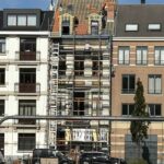 Vue lointaine d'une échafaudage installé en façade pour la rénovation du toit