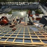 Vue du haut d'une toiture en rénovation