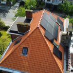 Vue de drone d'une nouvelle toiture en tuiles rouges avec panneaux solaires