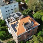 Vue de drone de la toiture neuve d'un immeuble à appartements