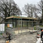 Construction du toit d'une aubette à l'aide d'un échafaudage