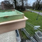 Coin en bois de la toiture d'une aubette