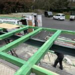 Structure de toit en bois attaché à la poutre en métal d'une aubette