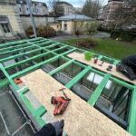 Installation des chevrons sur le toit d'une aubette