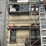 Echafaudage et élévateur devant la façade d'une maison mitoyenne