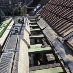 Structure en bois d'une future corniche de toit