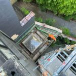 Vue aérienne d'une plateforme en cours de réparation et composée d'une coupole de toit