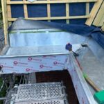 Travail de zinguerie sur le coin d'une corniche